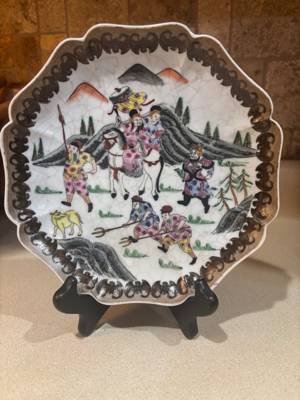 Chinese Decorative Porcelain Plate Featuring A Hand-Painted Hunt Scene